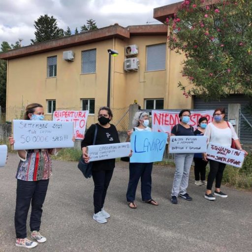 Protesta davanti alla Casa Famiglia di Fluminimaggiore